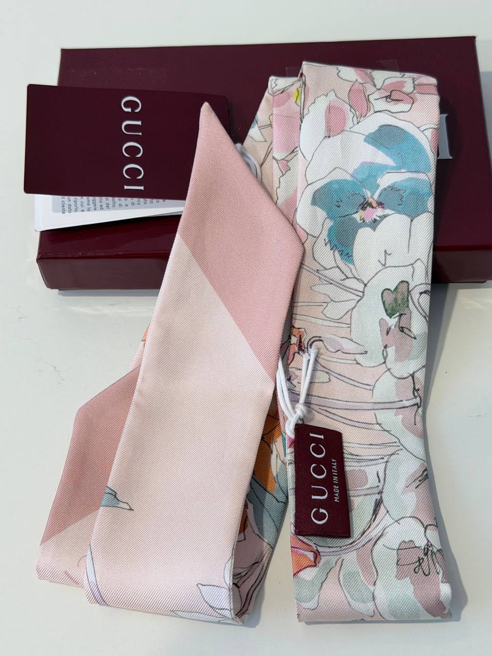 Pañuelo Neck Bow Twilly Gucci Flora Botanical en Seda Rosa Pastel, Turquesa y Amarillo