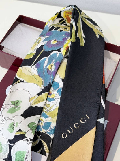 Pañuelo Neck Bow Twilly Gucci Flora Botanical en Seda Negra, Dorado y Floral Multicolor