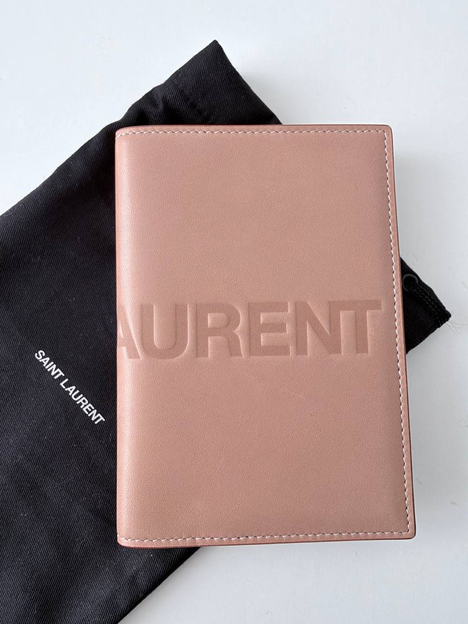 Funda para Pasaporte Saint Laurent Debossed Logo Passport Holder en Piel Rosa Empolvado