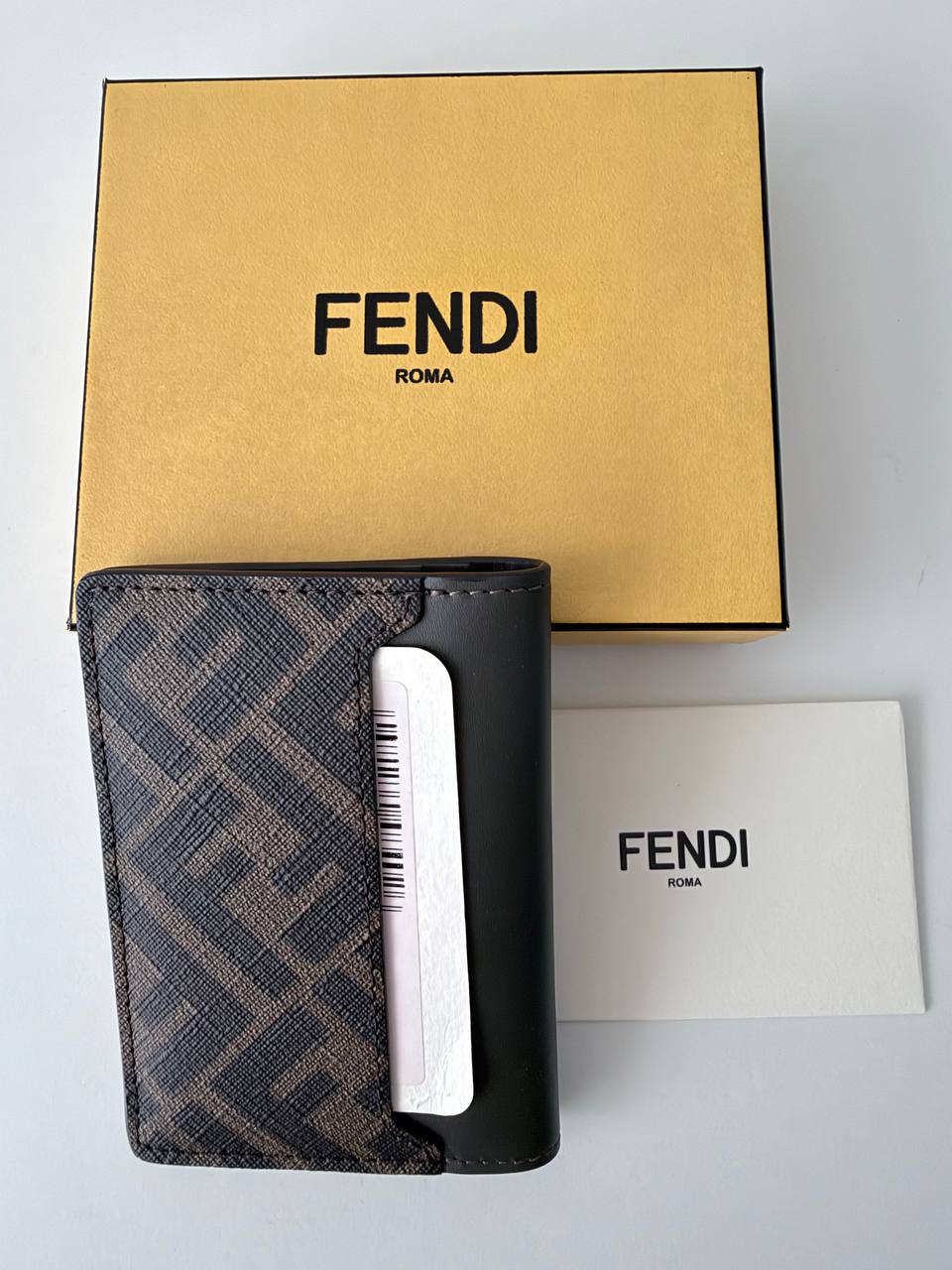 Funda para Pasaporte Fendi FF Baguette Bifold en Piel Gris y Lona Revestida FF