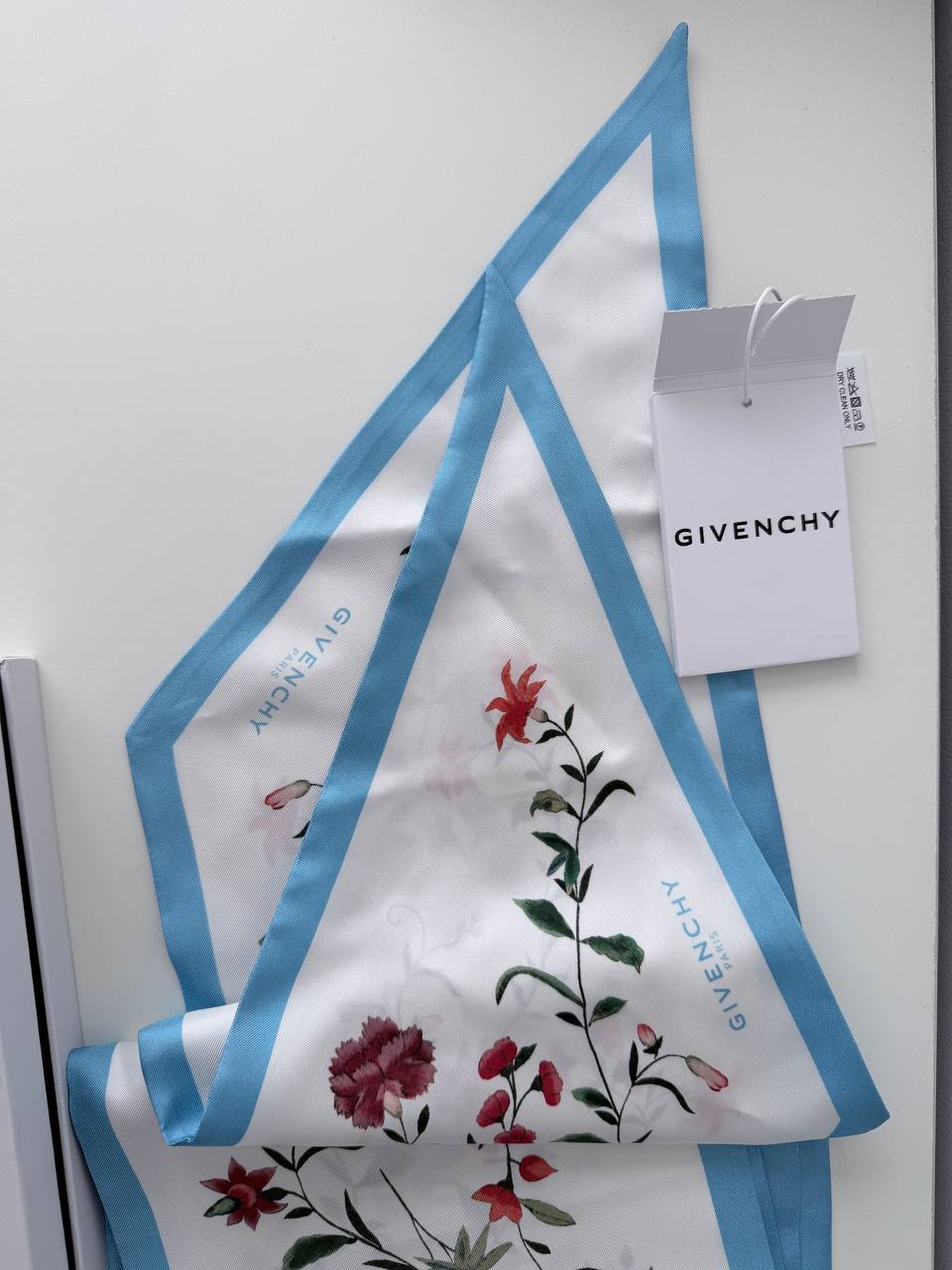Pañuelo Twilly / Mitzah Givenchy Floral Botanical Silk Scarf en Seda Blanco, Azul Celeste y Rojo