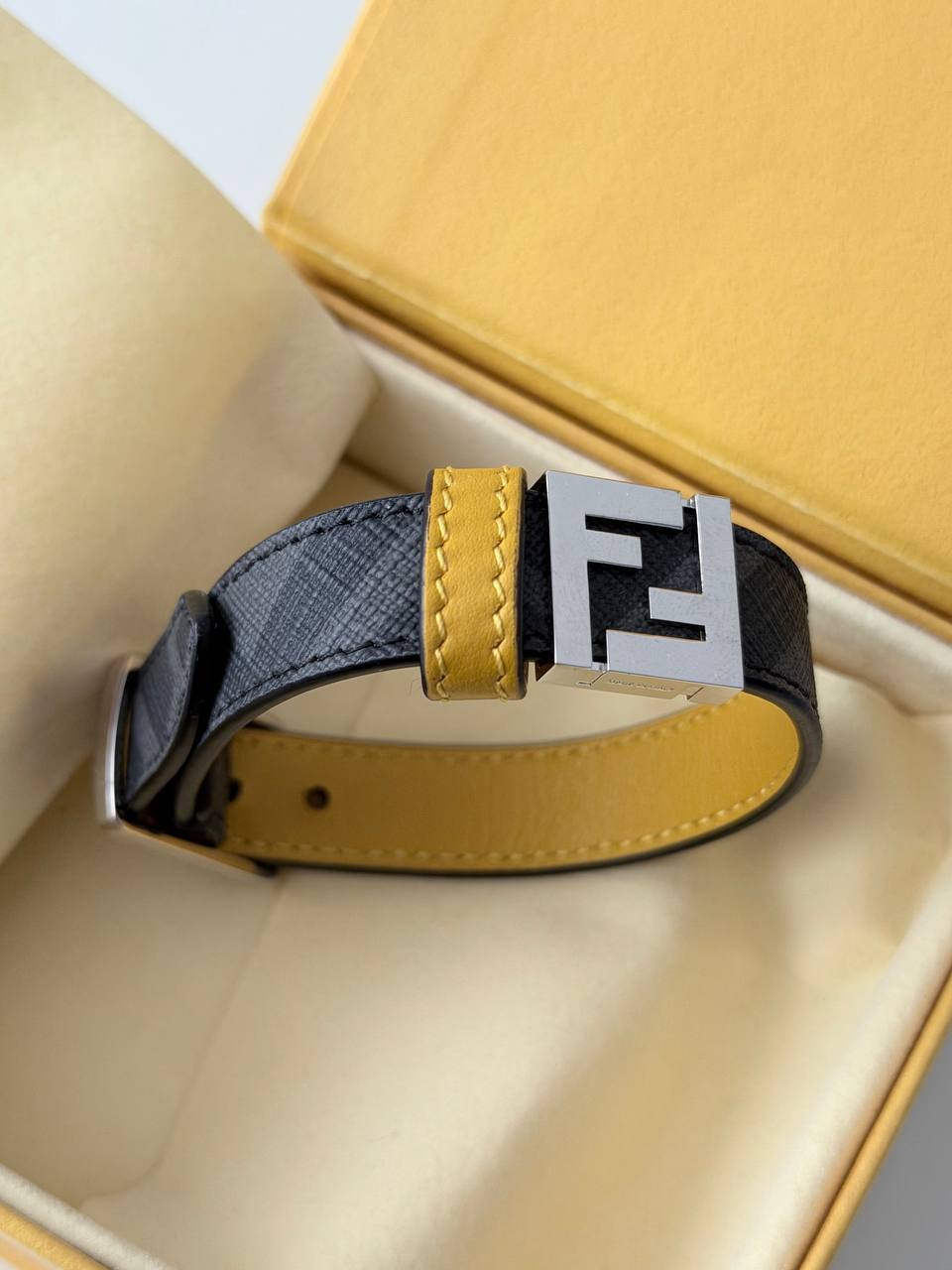 Brazalete Fendi FF Baguette Leather Bracelet en Lona FF Negra y Piel Amarilla