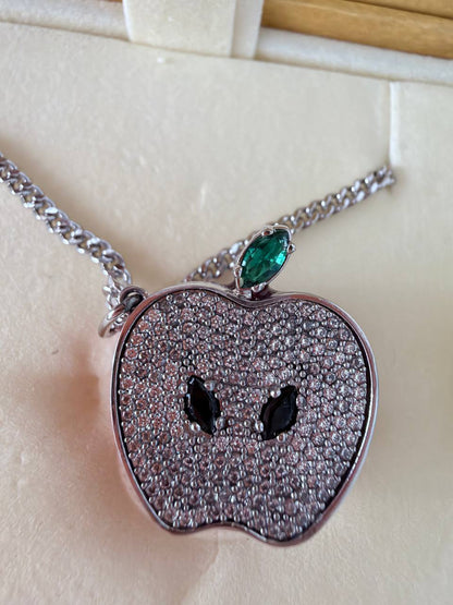 Collar con Dije Fendi Apple Red Enamel FF Charm Necklace en Metal Plateado y Esmalte Rojo