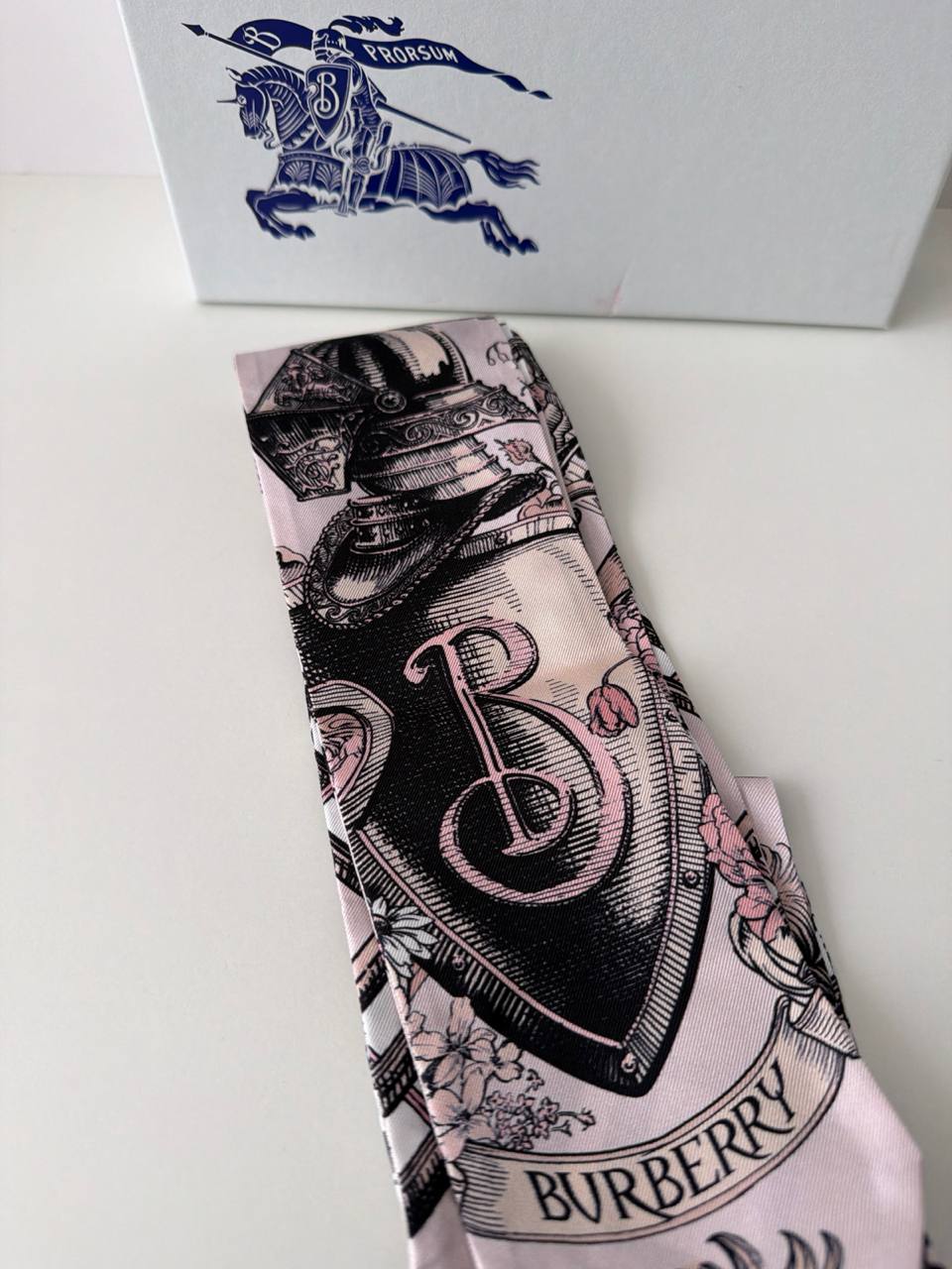 Pañuelo Lazo de Seda Burberry Crest & Monogram Skinny Scarf