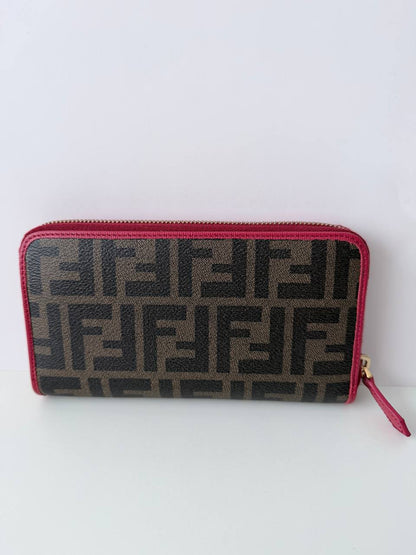 Billetera Larga Zip-Around Fendi Zucca Monogram con Ribete Fucsia