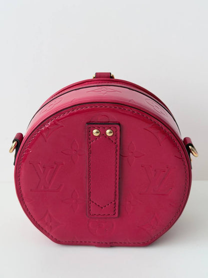 Mini Bandolera Louis Vuitton Boîte Chapeau Souple en Piel Monogram Vernis Fucsia