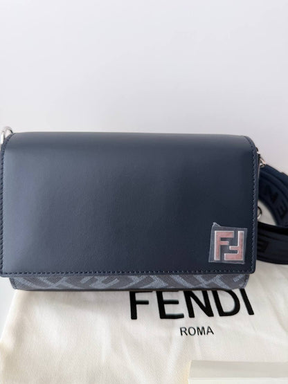 Bolso Bandolera Fendi FF Baguette Camera Case en Piel y Lona FF Azul Noche