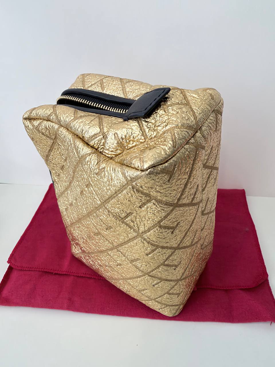 Cosmetiquera Carolina Herrera Insignia Pouch en Piel Metalizada Dorada