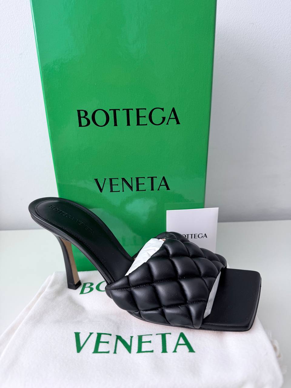 Sandalias de Tacón Bottega Veneta Padded Lido Mules en Piel Acolchada Negra Talla 39