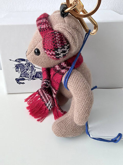 Charm de Bolso Burberry Thomas Bear Bag Charm en Cachemira Beige con Bufanda y Orejeras Tartán Rojo
