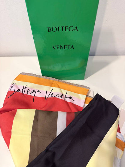 Pañuelo de Seda Bottega Veneta Striped Silk Scarf con Firma Caligráfica