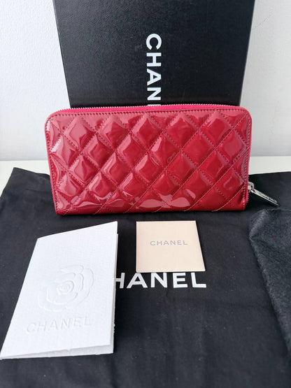 Cartera Zipped Wallet Chanel Classic en Piel Charol Acolchada Rojo Carmesí