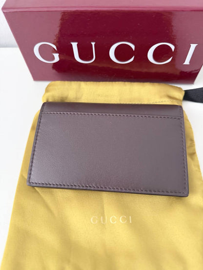 Portapasaporte Billetera Vertical Gucci Horsebit 1955 Passport Case en Piel Marrón Oscuro
