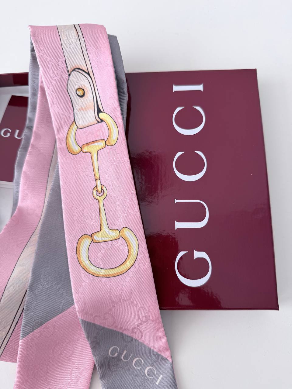 Pañuelo Twilly Silk Neck Bow Gucci Horsebit Print en Seda Rosa Pastel y Gris
