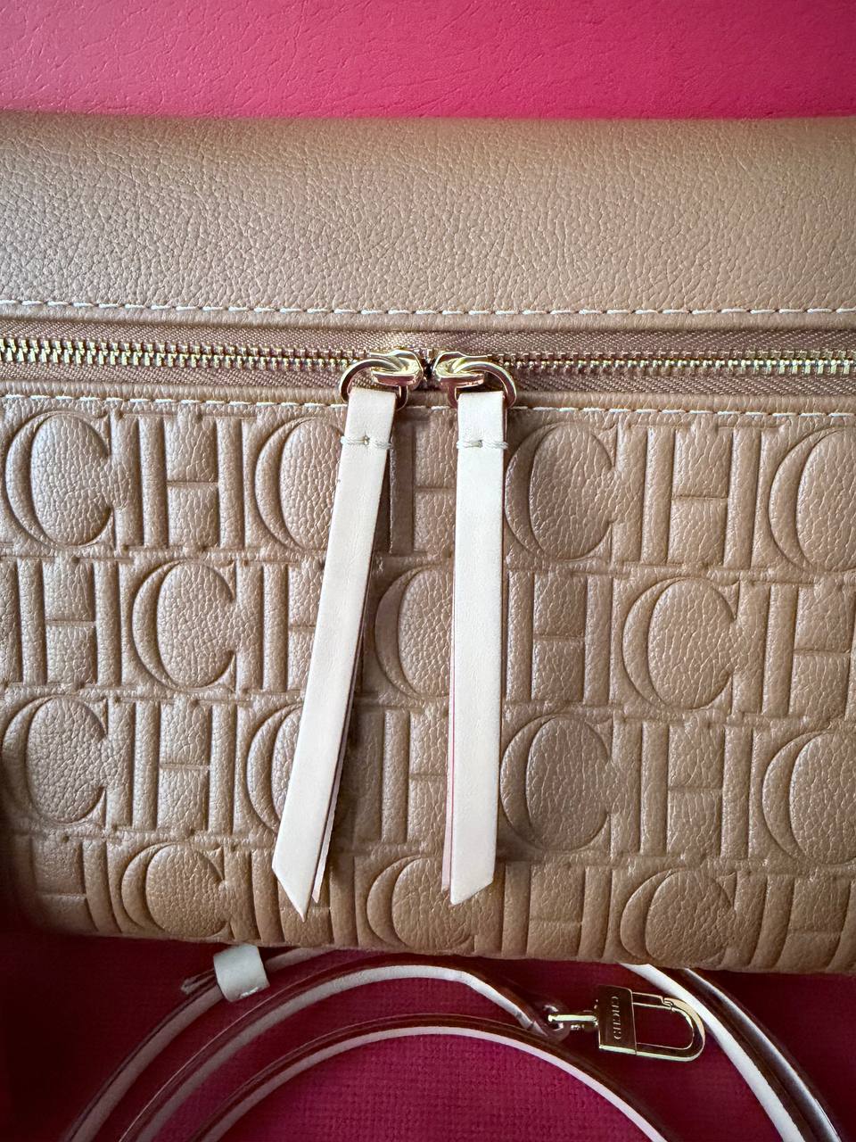 Carolina Herrera Initials Insignia Monogram en Piel Grabada Camel