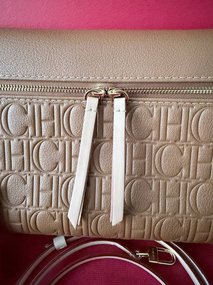 Carolina Herrera Initials Insignia Monogram en Piel Grabada Camel