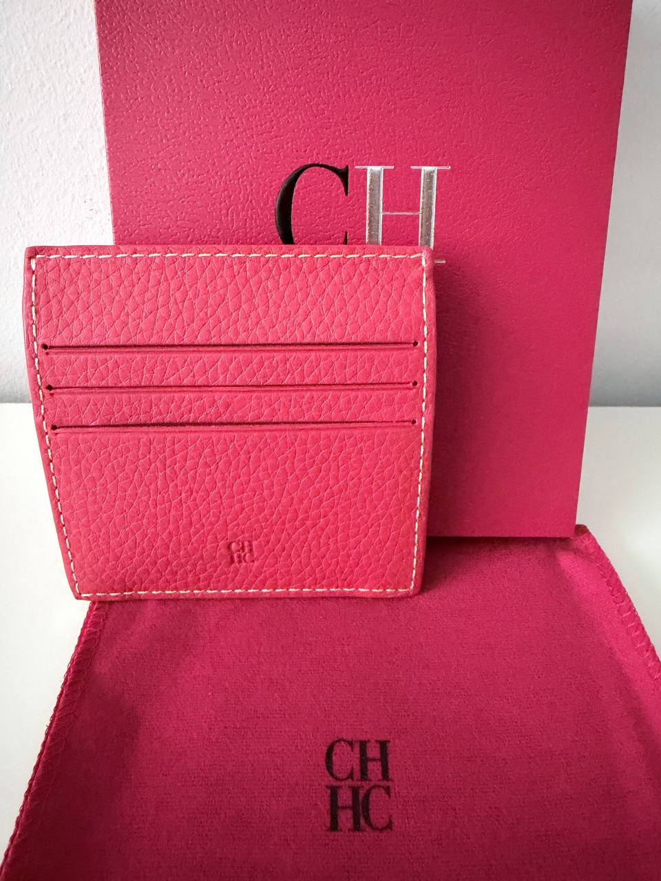 Monedero Compacto Carolina Herrera Lock Candado Insignia en Piel Granulada Fucsia