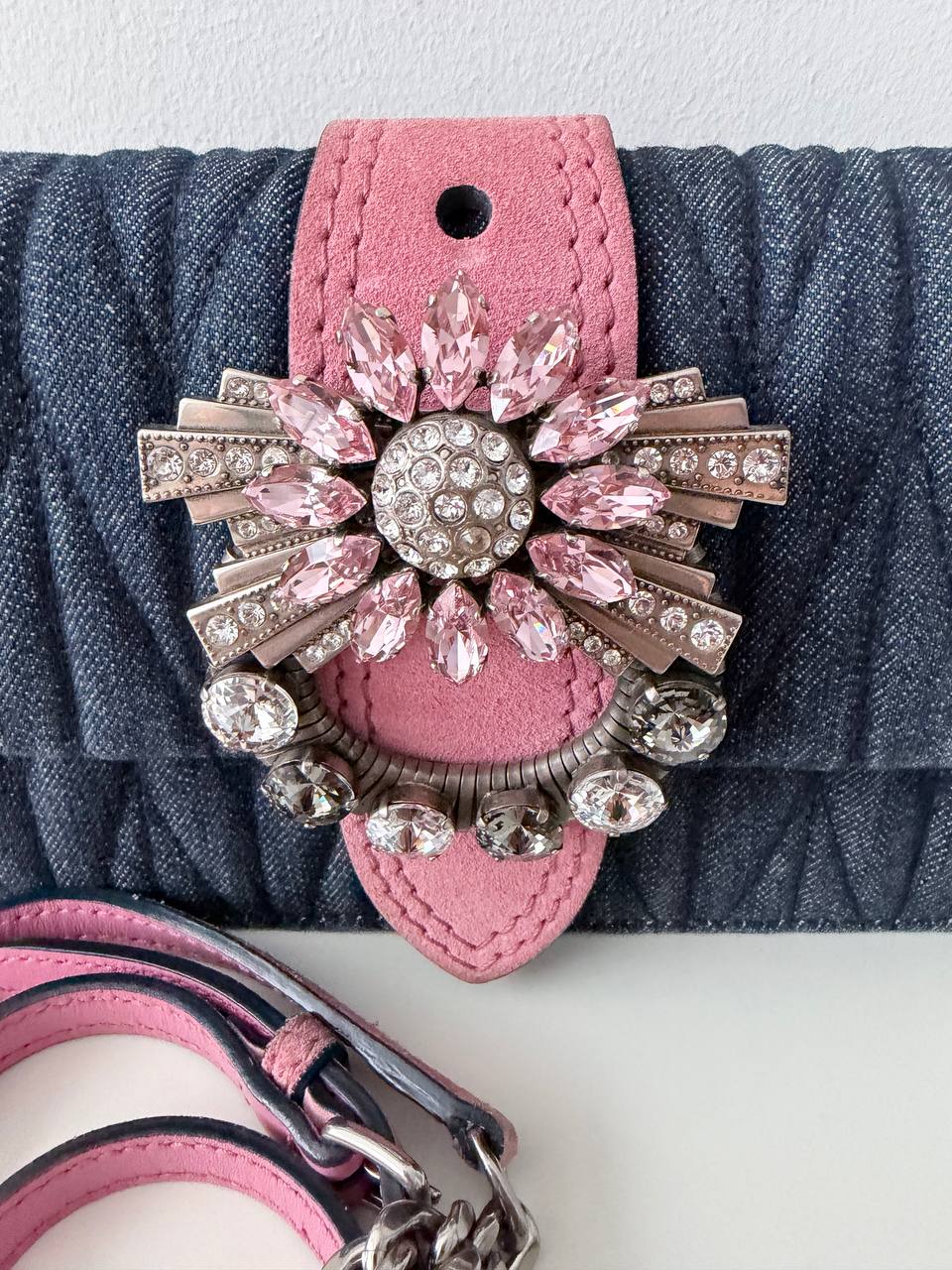 Bolso de Hombro Miu Miu Miu Confidential  Lady Jeweled en Mezclilla Matelassé y Correa de Piel Rosa con Cristales