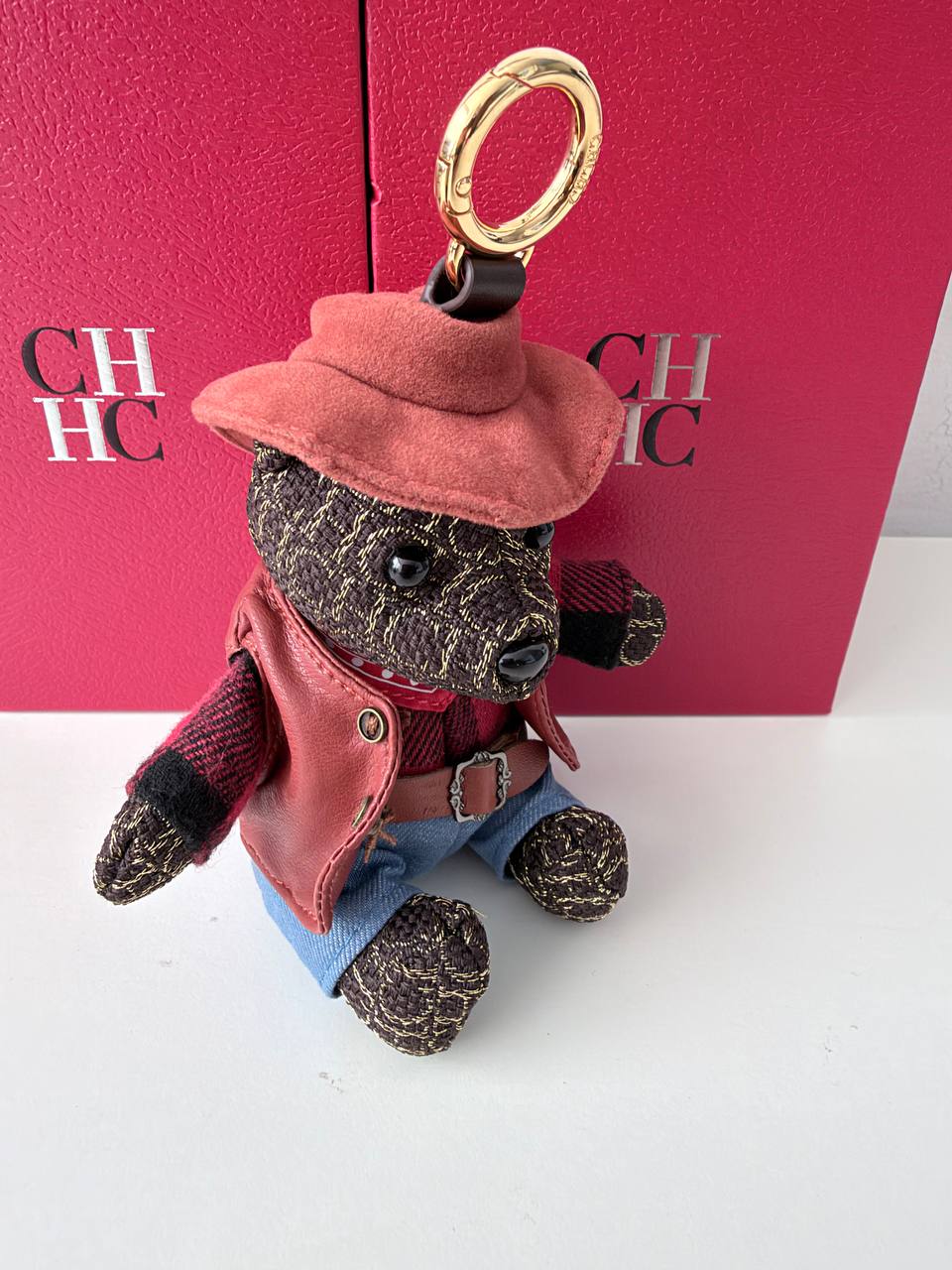 Charm de Bolso Carolina Herrera Cowboy Bear en Jacquard Monograma y Piel