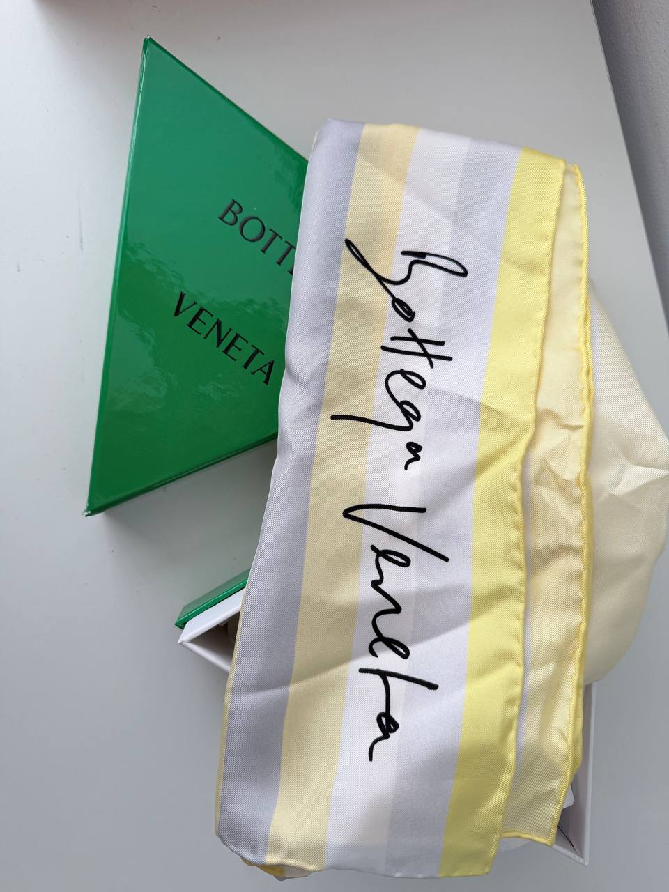 Foulard Bottega Veneta de Seda Rayado con Logotipo en Caja Triangular