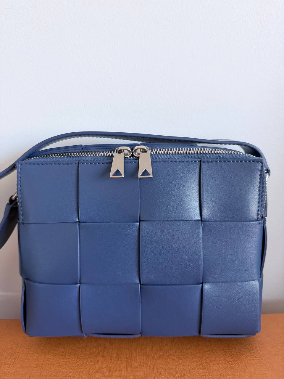 Bolso Bandolera Bottega Veneta Cassette Camera Bag en Piel Intreccio Azul
