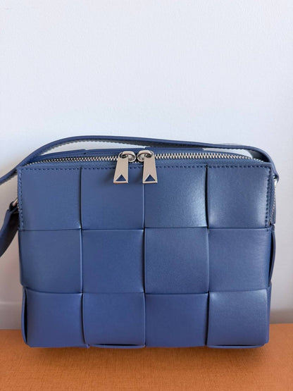 Bolso Bandolera Bottega Veneta Cassette Camera Bag en Piel Intreccio Azul
