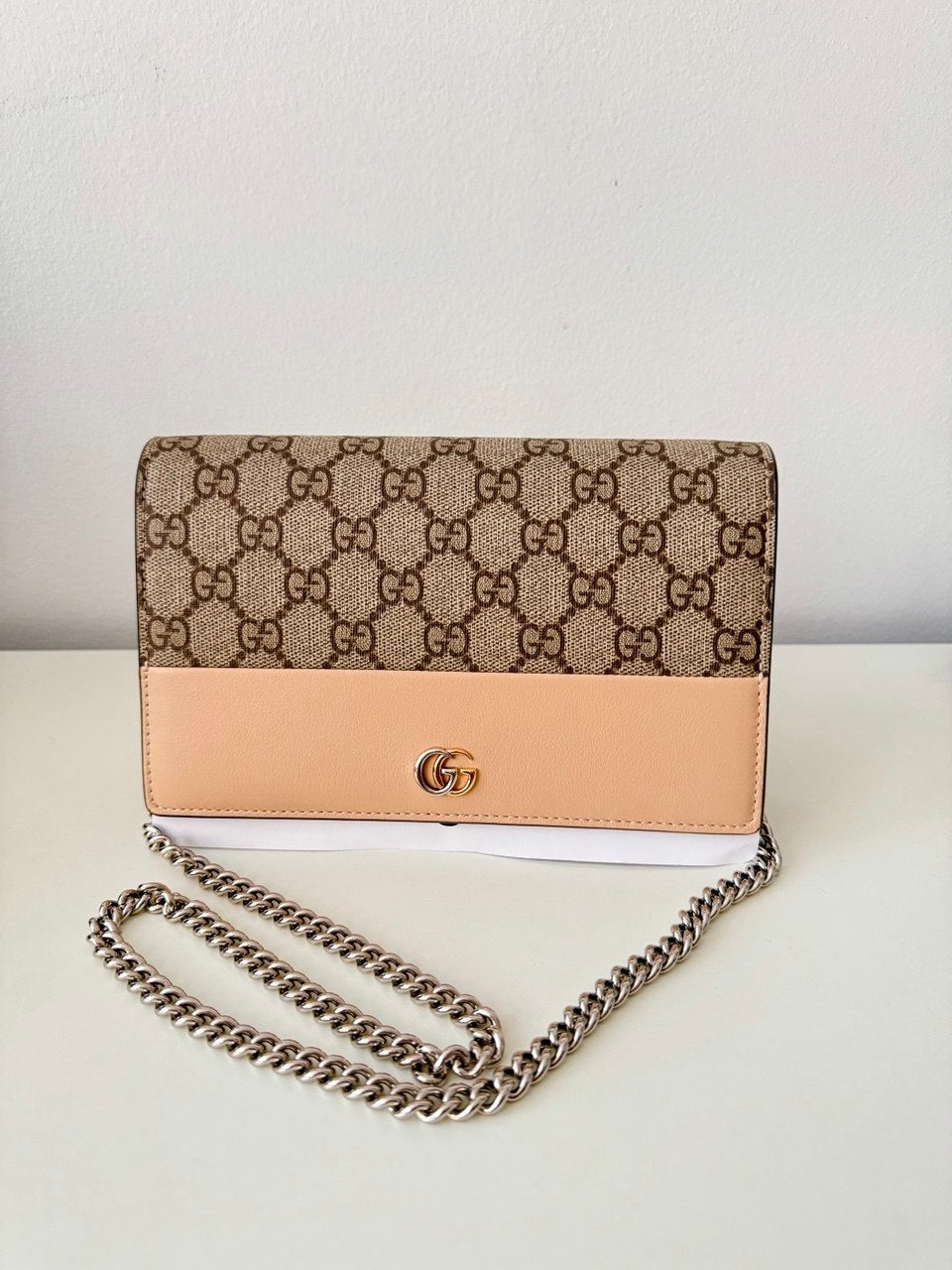 Pre-Owned Marmont Supreme Wallet on Chain Beige and White