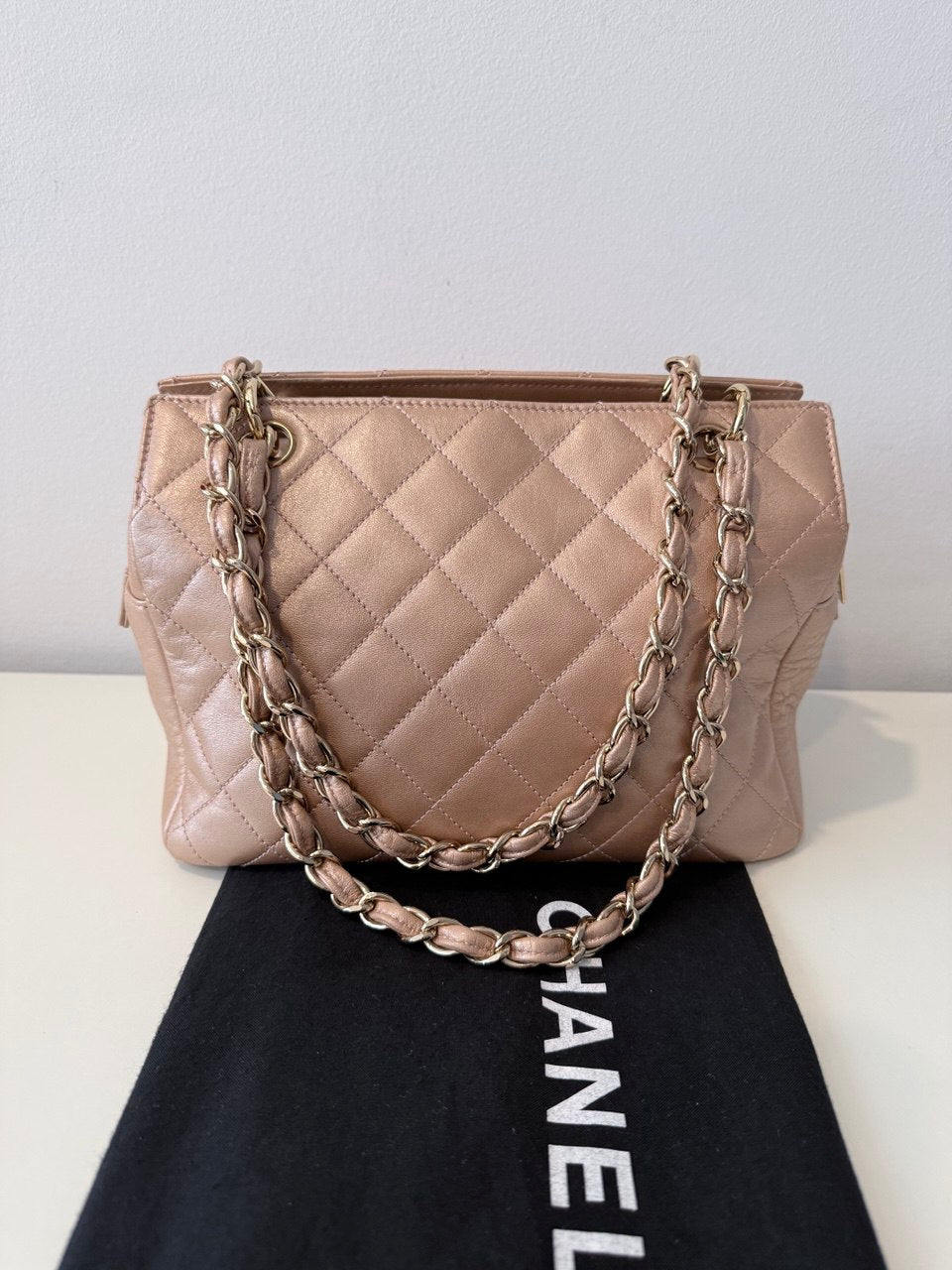 Petite Shopping Tote en piel beige con cadena dorada