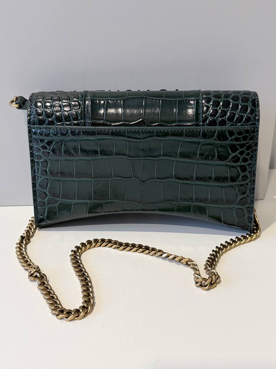 Hourglass Wallet on Chain – Croc-Embossed Green Leather (Pre-Loved)