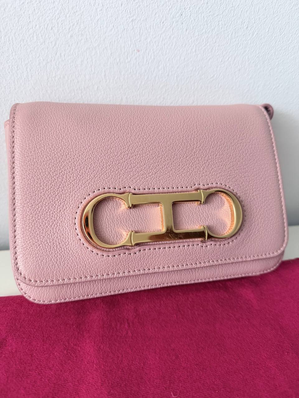 Pre-Owned Pink Leather Clutch / Crossbody Bag with Gold Logo Hardware