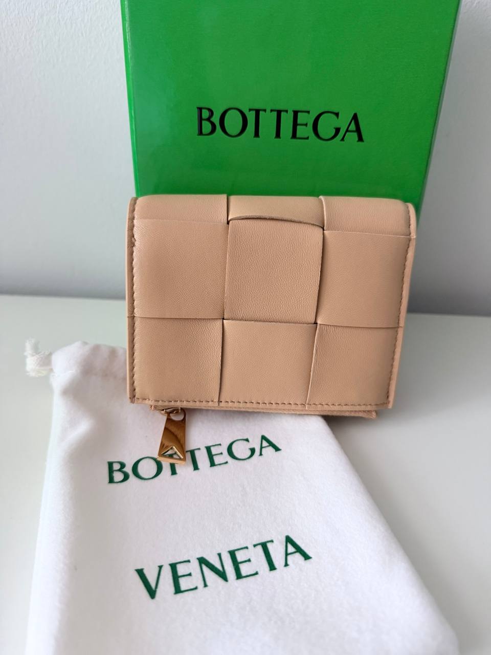 Pre-Owned Intreccio Leather Bi-Fold Wallet with Zip Coin Pocket – Beige