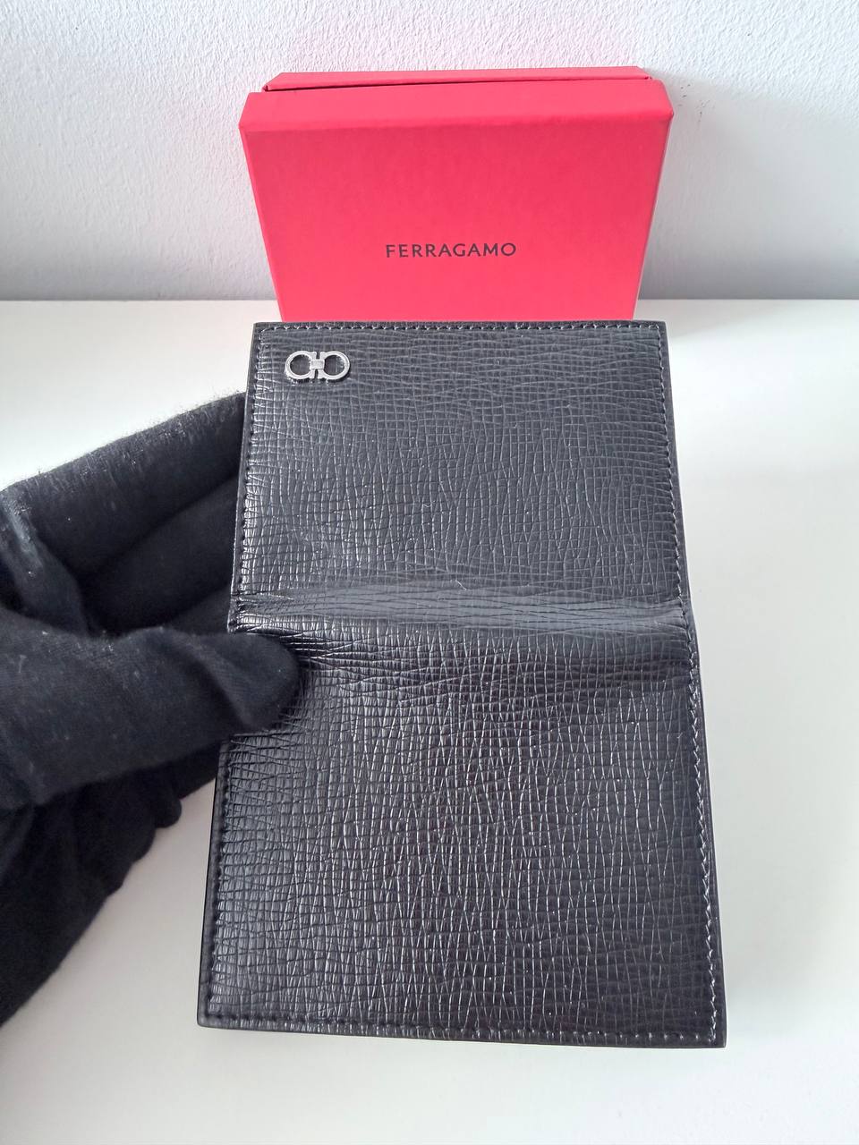 Pre-Owned Textured Leather Card Holder Wallet – Grey Compact Designer Wallet