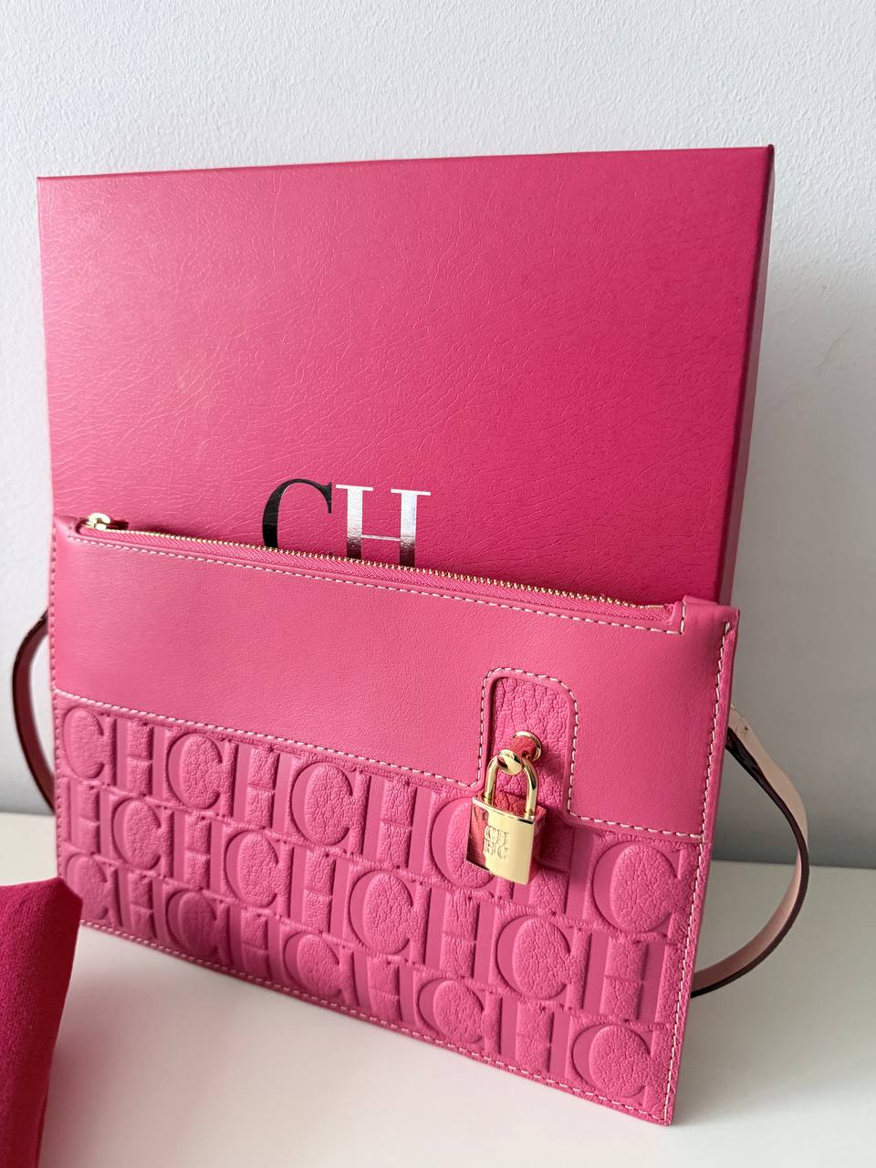 Cartera Clutch Rosa Grabado CH Pre-Loved con Correa y Candado Metálico