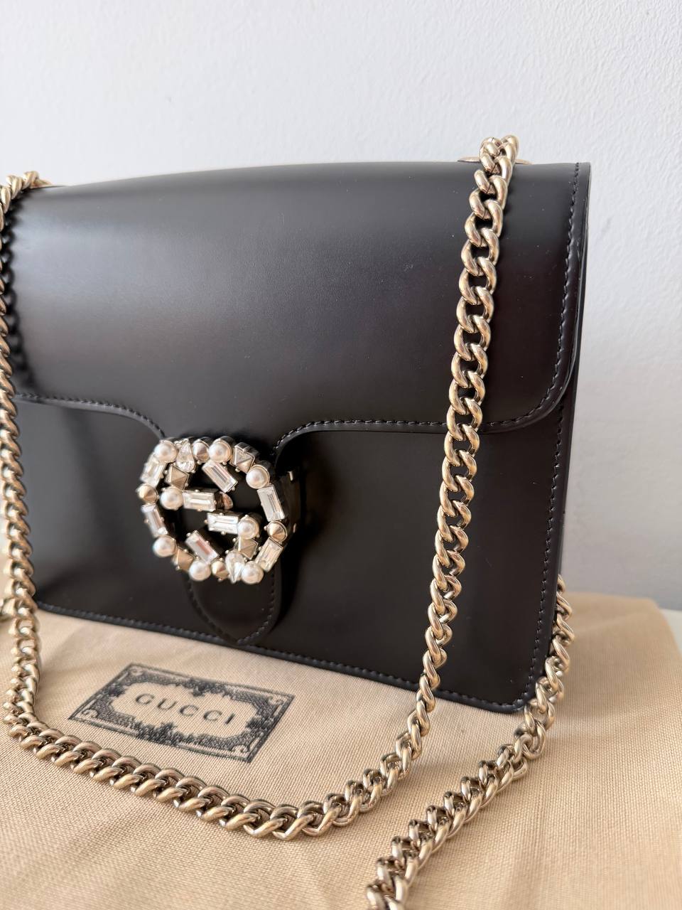 Bolso Interlocking G en Piel Negra con Broche de Cristales y Perlas - Edición de Lujo