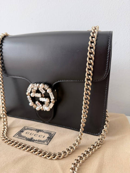 Bolso Interlocking G en Piel Negra con Broche de Cristales y Perlas - Edición de Lujo