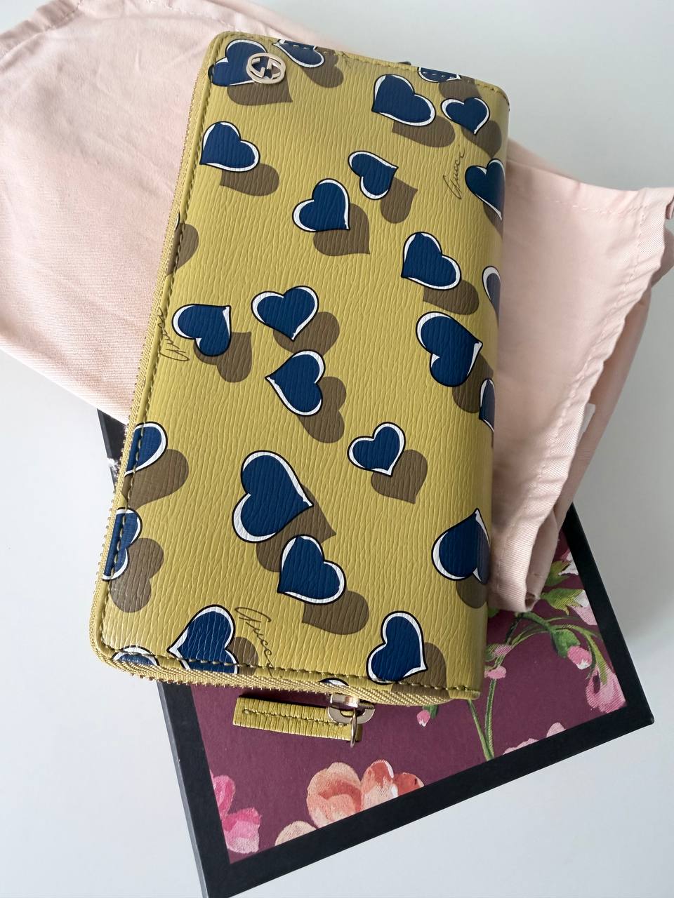 Billetera Zip Around en Piel Amarilla con Estampado de Corazones Azules - Edición Limitada