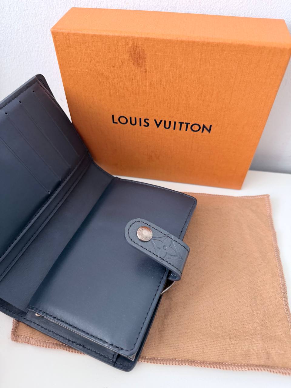 Cartera French Wallet en Piel Monogram Vernis Negro Mate