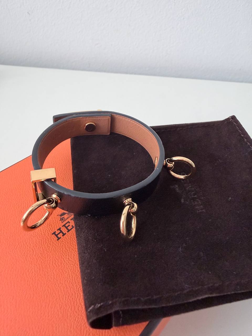 Pulsera Kelly Dog en Piel de Ternera Swift Negro con Herrajes Dorados