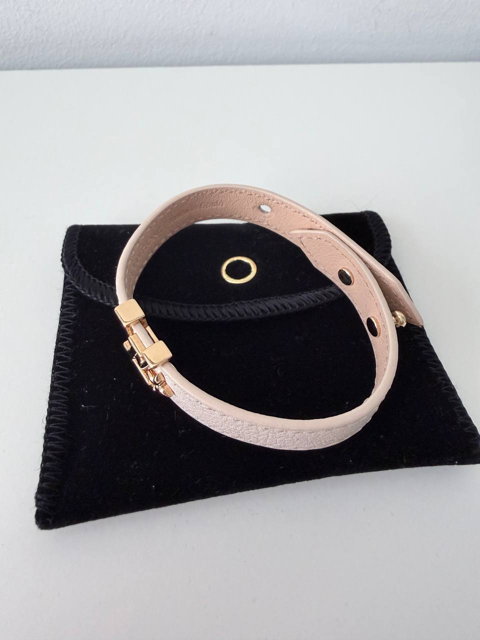 Pulsera Say Yes en Piel de Becerro Beige con Herrajes Dorados