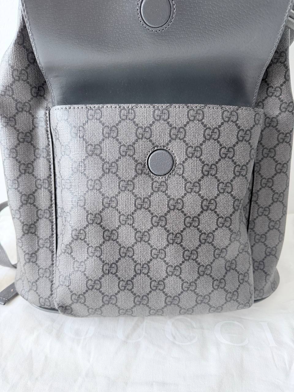 Mochila Ophidia GG Medium en Lona Suprema Gris