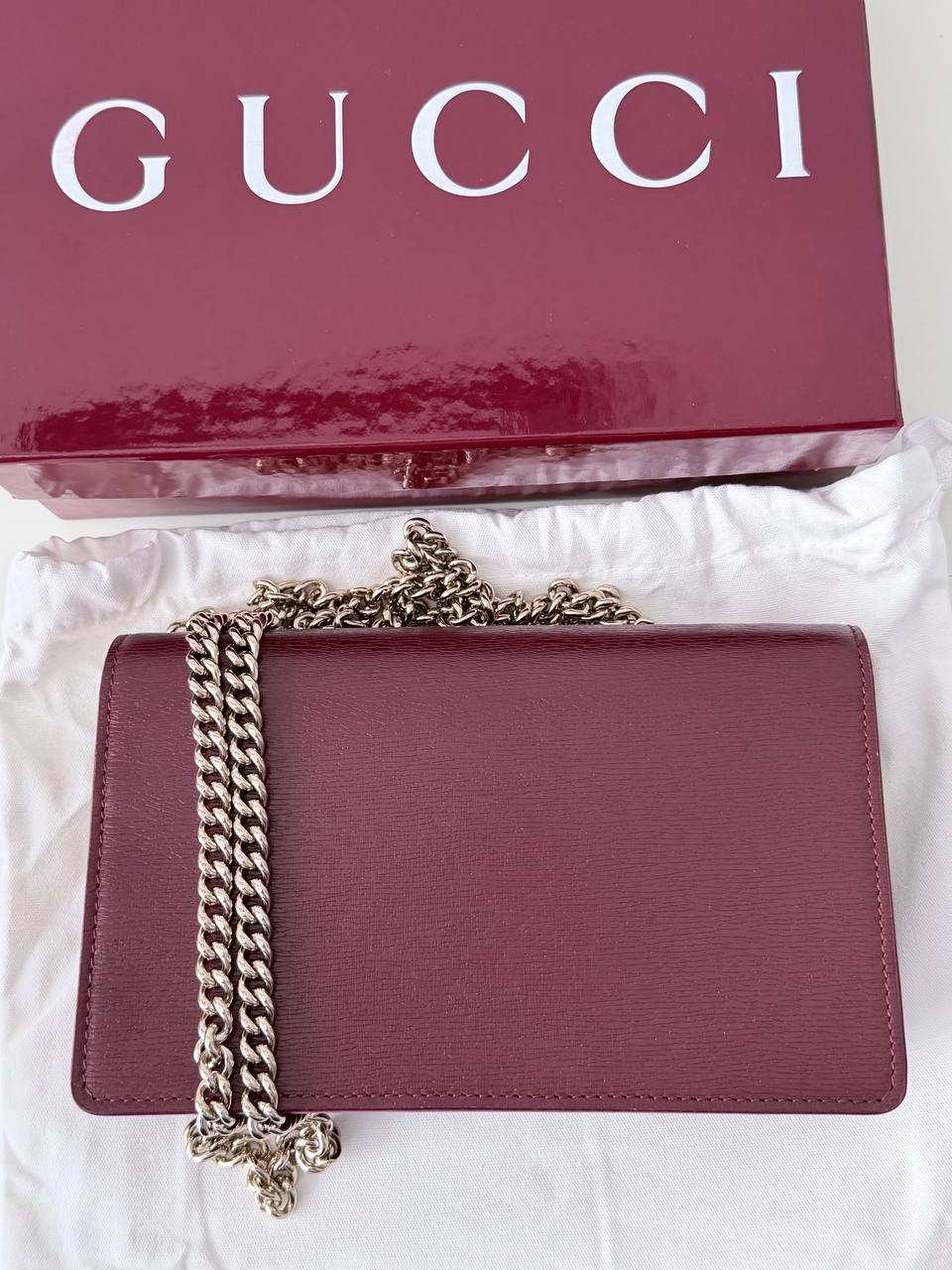 Cartera con Cadena Gucci en Piel Texturizada Color Guinda - Burdeos