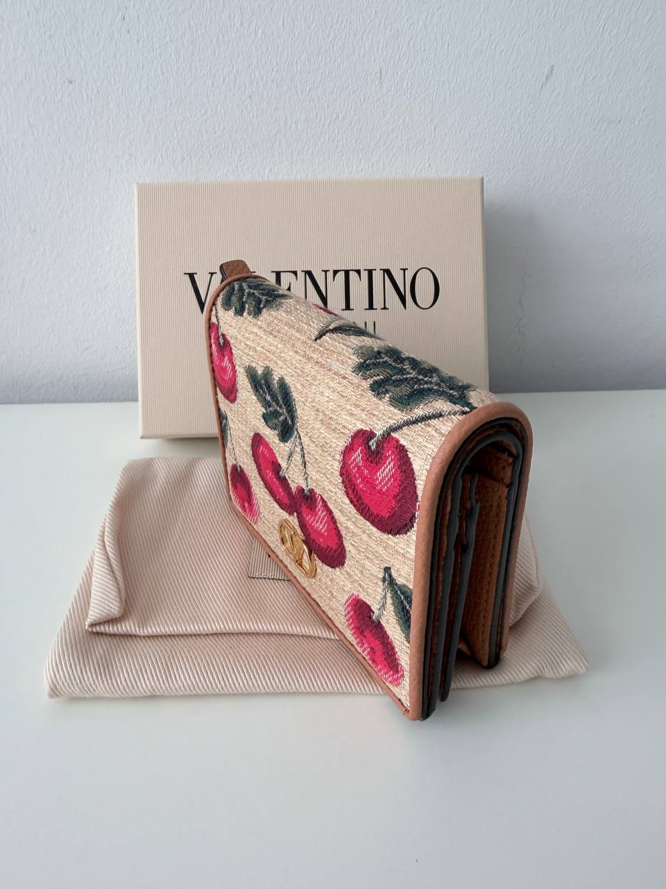 Billetera Compacta Valentino Garavani VLogo en Rafia con Bordado de Cerezas