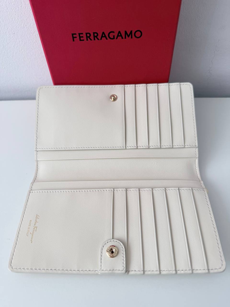 Cartera Continental Ferragamo Gancini en Piel con Estampado Floral