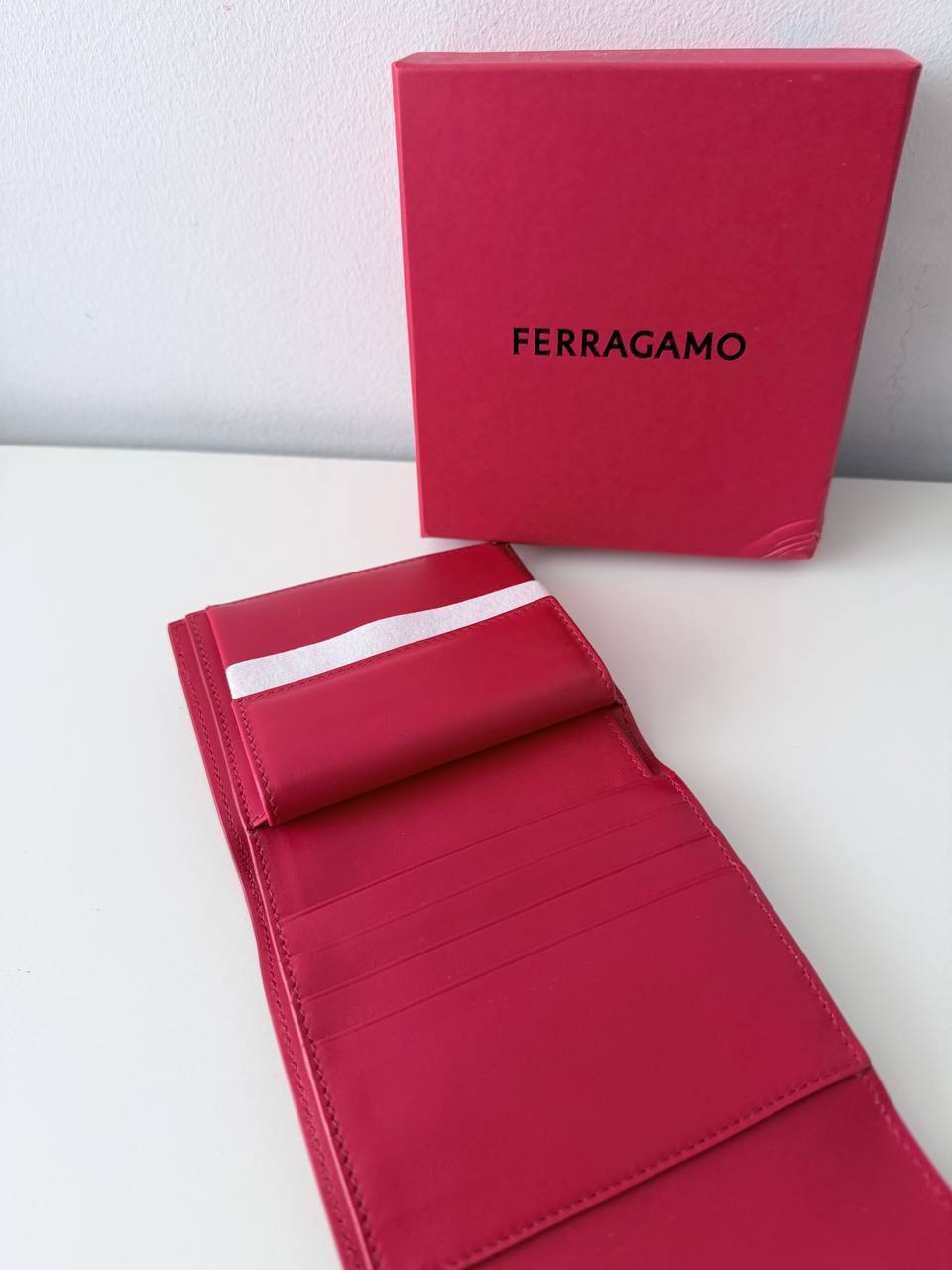 Billetera Compacta Ferragamo con Broche Metálico Acanalado en Piel Roja