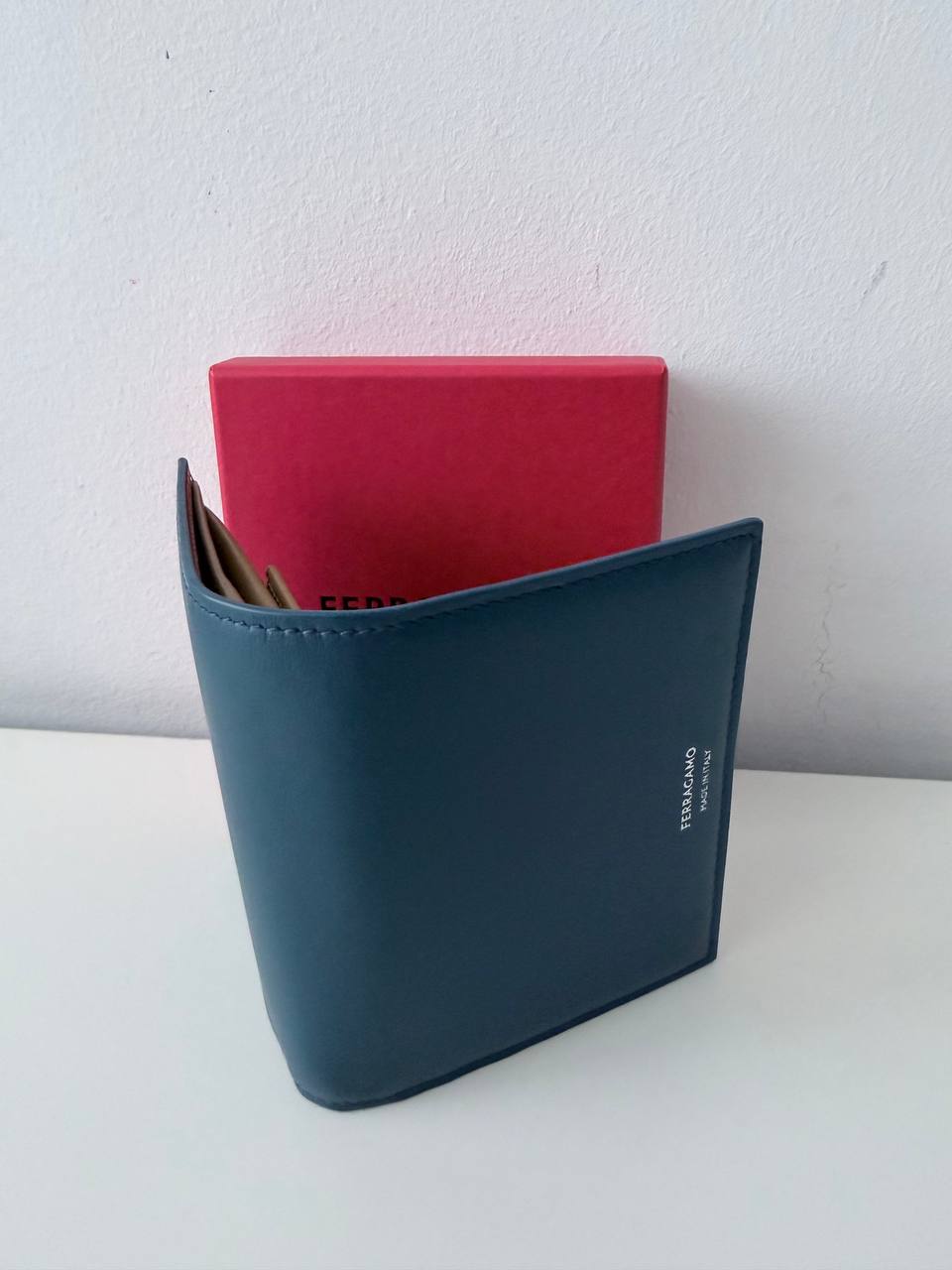 Billetera Compacta Plegable Ferragamo en Piel Azul Petróleo