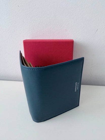 Billetera Compacta Plegable Ferragamo en Piel Azul Petróleo