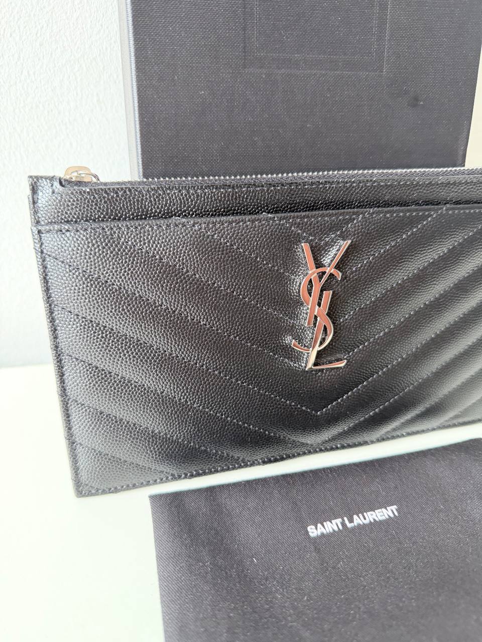 Cartera de Mano con Cremallera Saint Laurent Cassandre en Piel Negra