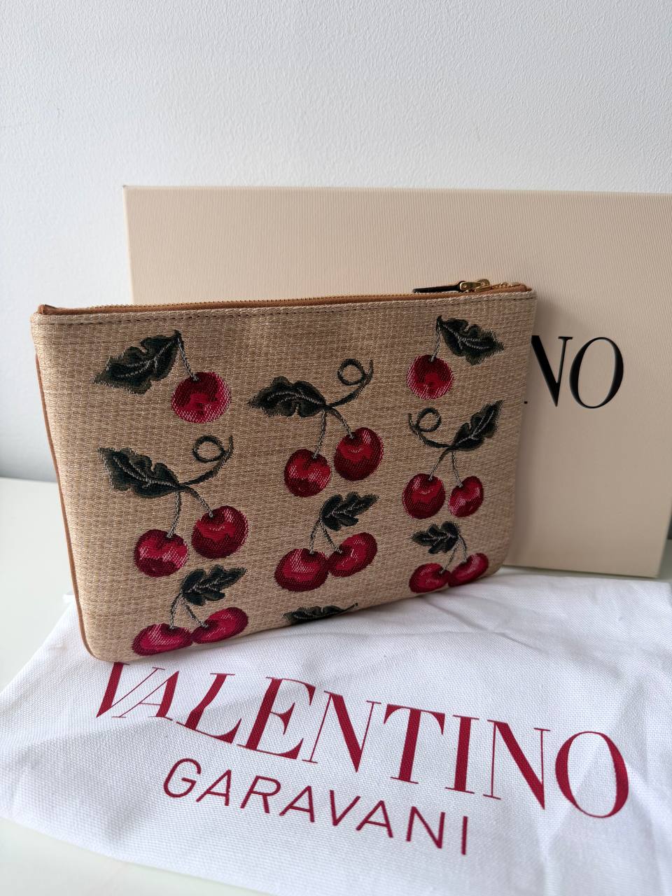 Cartera de Mano VLogo en Rafia con Bordado de Cerezas