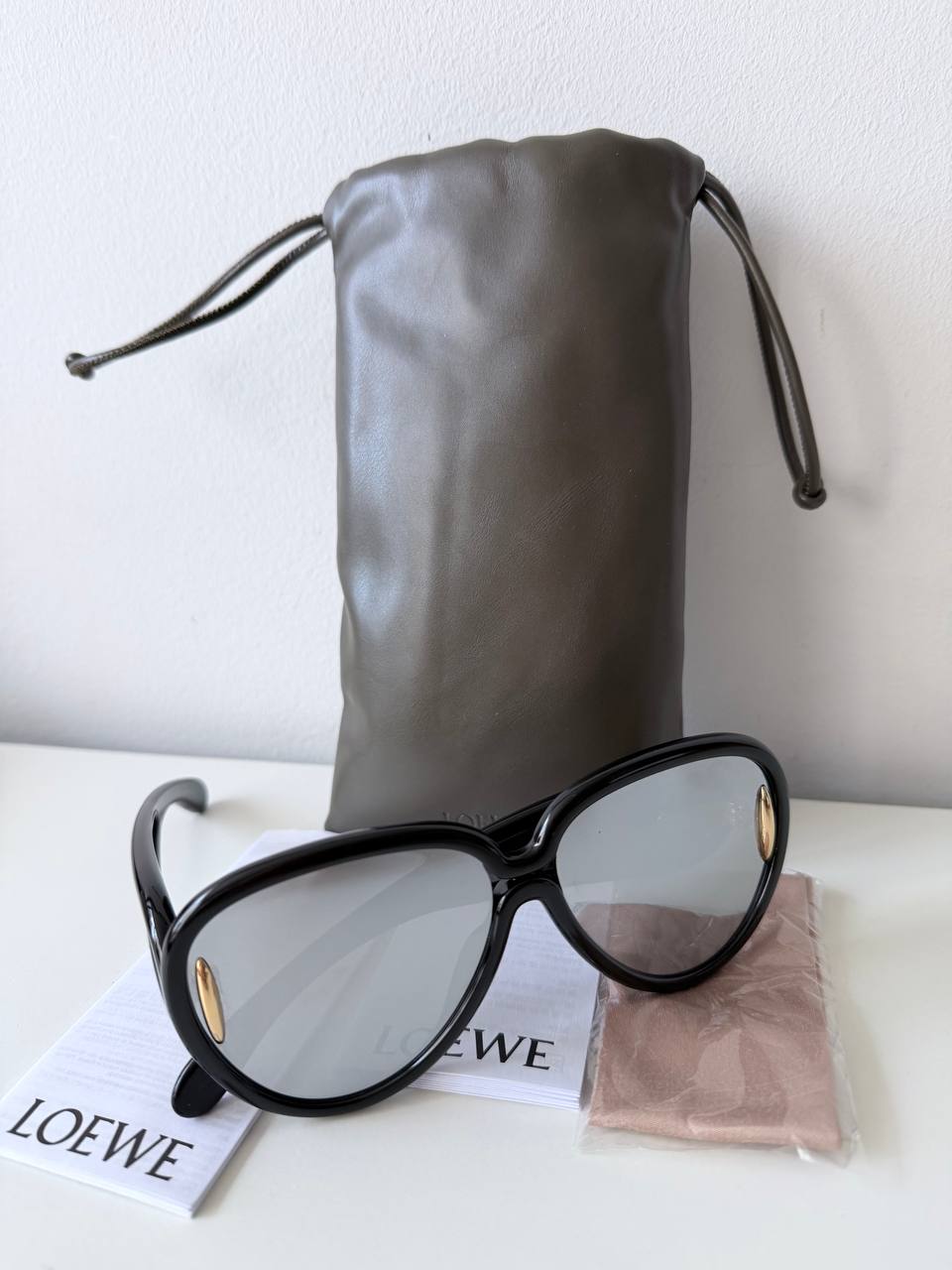 Gafas de Sol LOEWE Oversized en Color Negro con Lentes Espejadas y Detalles Dorados
