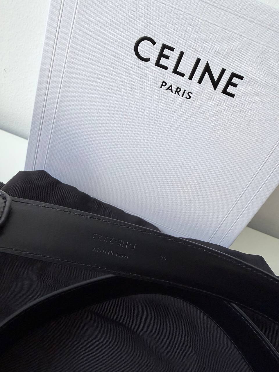 Cinturón CELINE Triomphe en Cuero Negro con Hebilla Dorada Grande